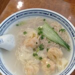 香港麺 新記 - エビ入りワンタン麺900円：つるんとした麺とワンタンに滋味旨スープ。