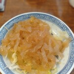 香港麺 新記 - 小皿料理3品1150円のくらげ甘酢漬け