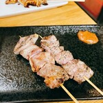 市場の食堂 - タン塩（左）、カシラ塩（右）　各110円