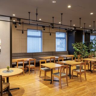 《名古屋駅5分》木目を基調とした開放的なダイニングレストラン