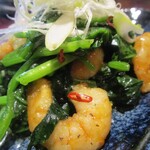 Sauteed shrimp and seasonal vegetables with delicious salt