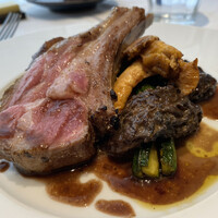 アーティショー - シストロン産仔羊のロースト、モリーユ茸、ジロール茸、ブリアサヴァランチーズを詰めた花ズッキーニ。