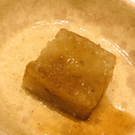 温石 - じゃがいもを蒸してフードプロセッサーにかけ、葛粉と出汁でまとめ、プルプル状態で揚げました。まるでお餅のような食感です