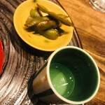 温石 - 枝豆の含め煮と合わせたのは紫の英君。山田錦の純米吟醸。含め煮が超絶、ウンマイ。どぶろくで煮てフライドオニオンでコクを添加。調理方法を聞くととれも自宅で出来ないと納得