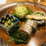 温石 - 奥から時計回りにオクラトロトロ、近所の川の稚鮎と淵源の胡麻和え、鯵の棒鮨、ピーマンの揚げびたし、平貝とネイの酢味噌和えです