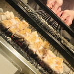 温石 - イシナギを炭火に近づけます