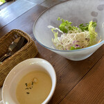 Hirutoko Kafe - 冷製カボチャのスープと、サラダ。