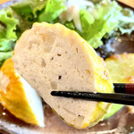 177159316 - 今しか手に入らないズッキーニの花に豆腐真蒸を詰めこみ和風にアレンジ。梅肉ソースがかかっています。花ズッキーニは都内などでは超入手困難だそう。