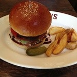 ハンバーガーにレタスとトマトをトッピング