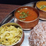 バンゲラズキッチン - サラダとサンバル