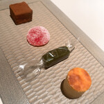 レストラン オオツ - ⑬小菓子（ミニチーズケーキ、抹茶キャラメル、いばらキッスのパート・ド・フリュイ、生チョコ）