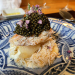 やまぐち - ③前菜〜上から紫蘇の花、もりもりのキャビア、北海道産毛蟹足の身、桃、毛蟹ほぐし身、ヨーグルトとクリームチーズのソースで
