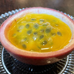 やまぐち - ①前菜〜上からパッションフルーツ果肉、フォアグラと白味噌仕立てのムース風