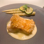 レストラン オオツ - ⑨丹後産甘鯛の鱗焼き 山形産山筍ソテー ジャガイモピュレ ズッキーニ 豆の葉っぱ