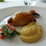 CROWN - 築地からの本日の鮮魚（ヒラスズキ）　ほうれん草、色々な茸をショーソン仕立てにインゲン豆のサラダ　ベアルネーズソース