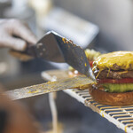 Yasuda Burger - 調理風景。
