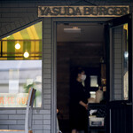 Yasuda Burger - 店舗外観。