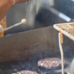 Yasuda Burger - 調理風景。