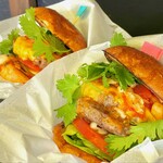 Yasuda Burger - サルサチーズバーガー＋パティ１枚追加 1,850円（手前）。