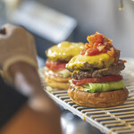 Yasuda Burger - 調理風景。