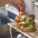 Yasuda Burger - 調理風景。