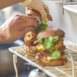 Yasuda Burger - 調理風景。