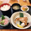 高橋水産 - 料理写真:ブリのかま焼きと小鉢のセット（税込979円）