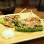 炭火焼鳥しげ - ししとう と アスパラ肉巻き