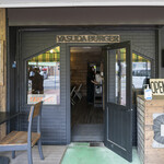 Yasuda Burger - 店舗外観。