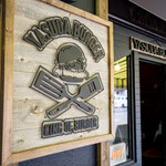 Yasuda Burger - 店舗サイン。