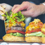 Yasuda Burger - 調理風景（フードトラック）。