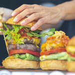 Yasuda Burger - 調理風景（フードトラック）。