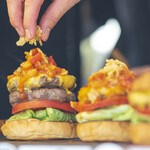 Yasuda Burger - 調理風景（フードトラック）。