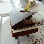 CROWN - チョコレートのピアノ(ミルクとジャンデュージャの2色のアパレイユ　エクストラビターのカカオのソルベとカフェソース)