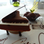 CROWN - チョコレートのピアノ(ミルクとジャンデュージャの2色のアパレイユ　エクストラビターのカカオのソルベとカフェソース)