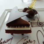 チョコレートのピアノ(ミルクとジャンデュージャの2色のアパレイユ　エクストラビターのカカオのソルベとカフェソース)