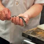 味心 すず木 - 活きた鮎に串工程