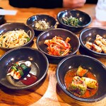 韓国家庭料理 青鶴洞 - ◎ パンチャン（ 반찬 ）　お通しのおかず　レシートを見るとお通し代がついていないので、サービスかな。