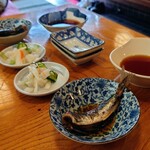 香海 - 最初に運ばれてきた「鰯の煮付け」「お新香」