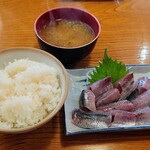 香海 - 次に運ばれてきた「入梅鰯の刺身」「ライス」「味噌汁」