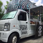 Yasuda Burger - フードトラック外観（2019年5月）。