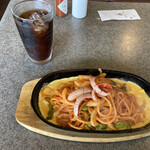 カフェ・ド・アプローチ - 鉄板ナポリタンとアイスコーヒー