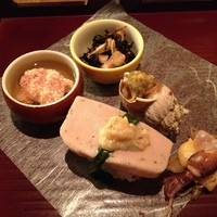 山城屋庄蔵 - ～八寸～
                蛍烏賊とタンポポの辛子酢味噌
                
                たら子と蕗の炊き合わせ
                
                ミミガーひじき
                
                白バイ貝の香草バター焼
                
                桜麸の寿司　ゆかりのシャリ　桜味噌 
