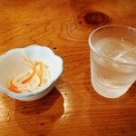 讃岐うどん 豆だぬき - お冷とつきだし