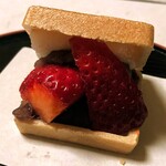 満寿家 - 満寿家　デザートは苺大福最中