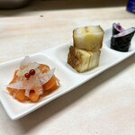 がばちょ - セット（アテ3品+ドリンク1杯/500円） この日のラインナップはね、サーモンマリネ、クロックムッシュ、しば漬けの細巻き♪