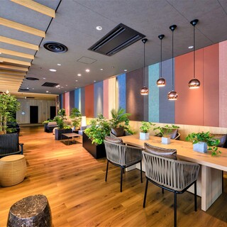 直物に囲まれた木目調の店内は、ゆったりと時が流れる癒し空間