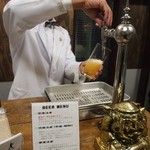 ビールスタンド重富 - ビールを注ぐ