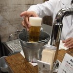 ビールスタンド重富 - 氷水でグラスを綺麗にする