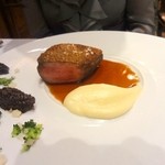 ラ・ベ - ②シャラン産鴨のロティ　トンカ豆の香り　腿肉と黒ニンニクのラグー
      ジュ ド ヴァンルージュ　カリフラワーのクリーム